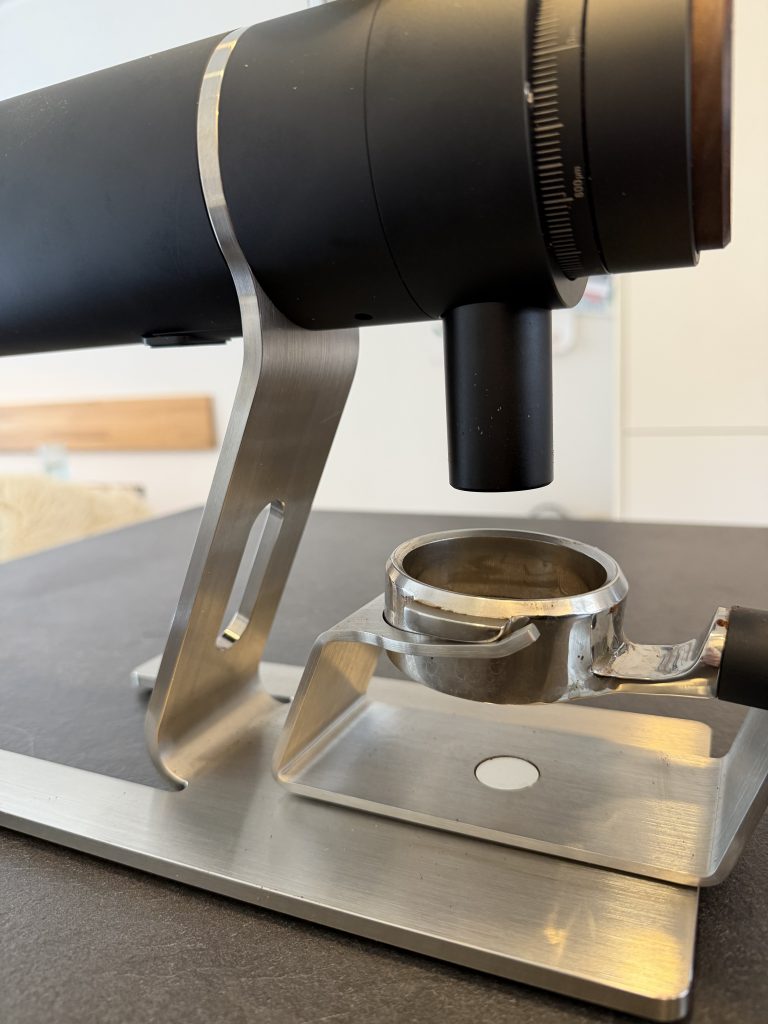 Zerno Z1 und Siebträgerhalter